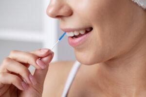 Comment utiliser les brossettes interdentaires ?